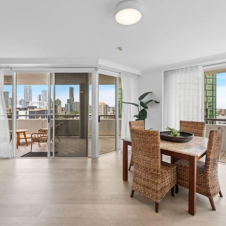 Апартаменти Lavish 3-Bed With Wraparound Balcony And Pool Брісбен Екстер'єр фото