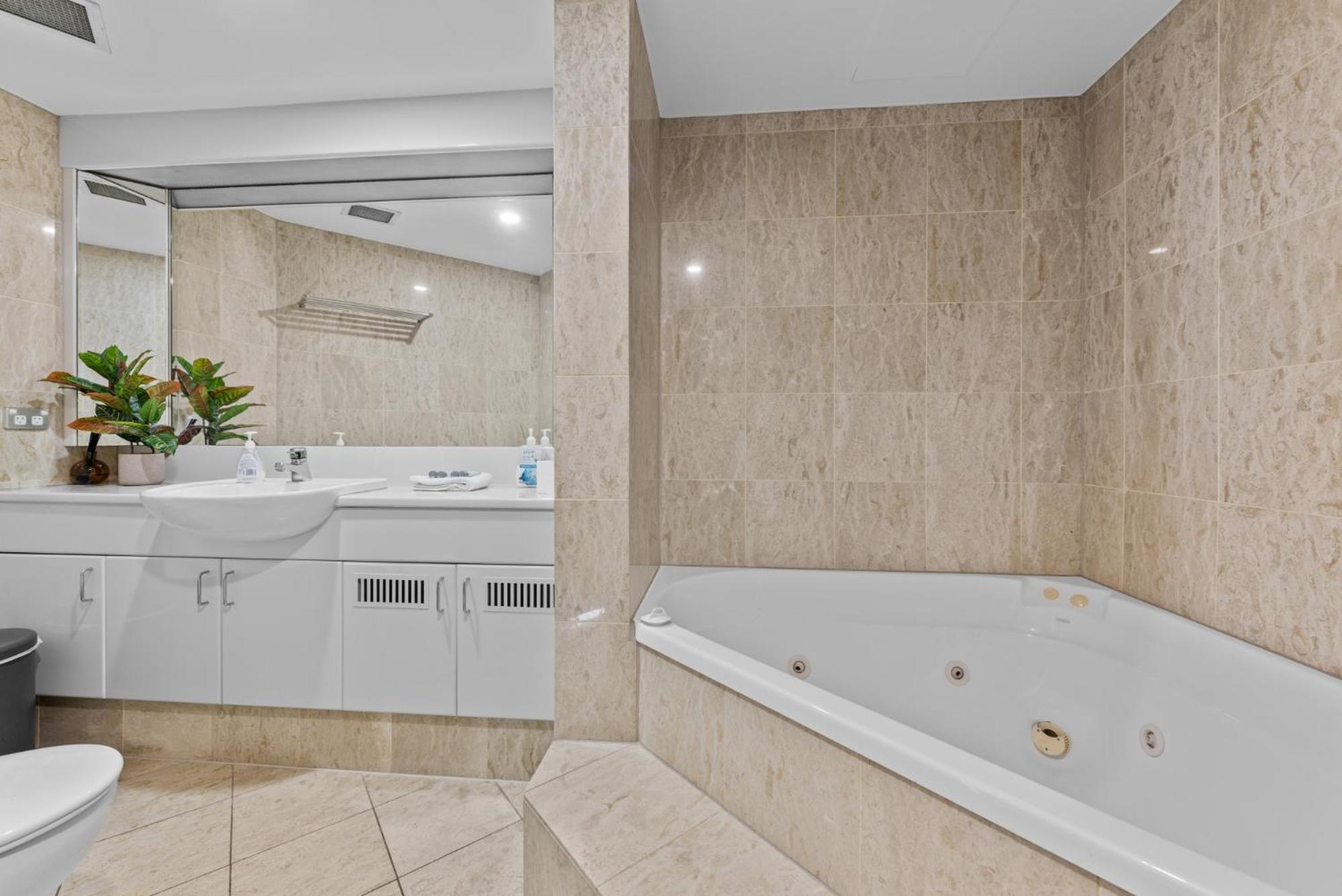 Апартаменти Lavish 3-Bed With Wraparound Balcony And Pool Брісбен Екстер'єр фото