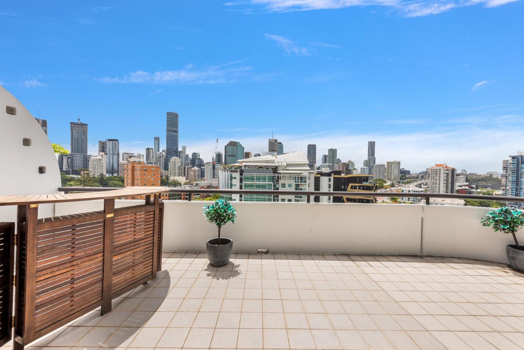 Апартаменти Lavish 3-Bed With Wraparound Balcony And Pool Брісбен Екстер'єр фото