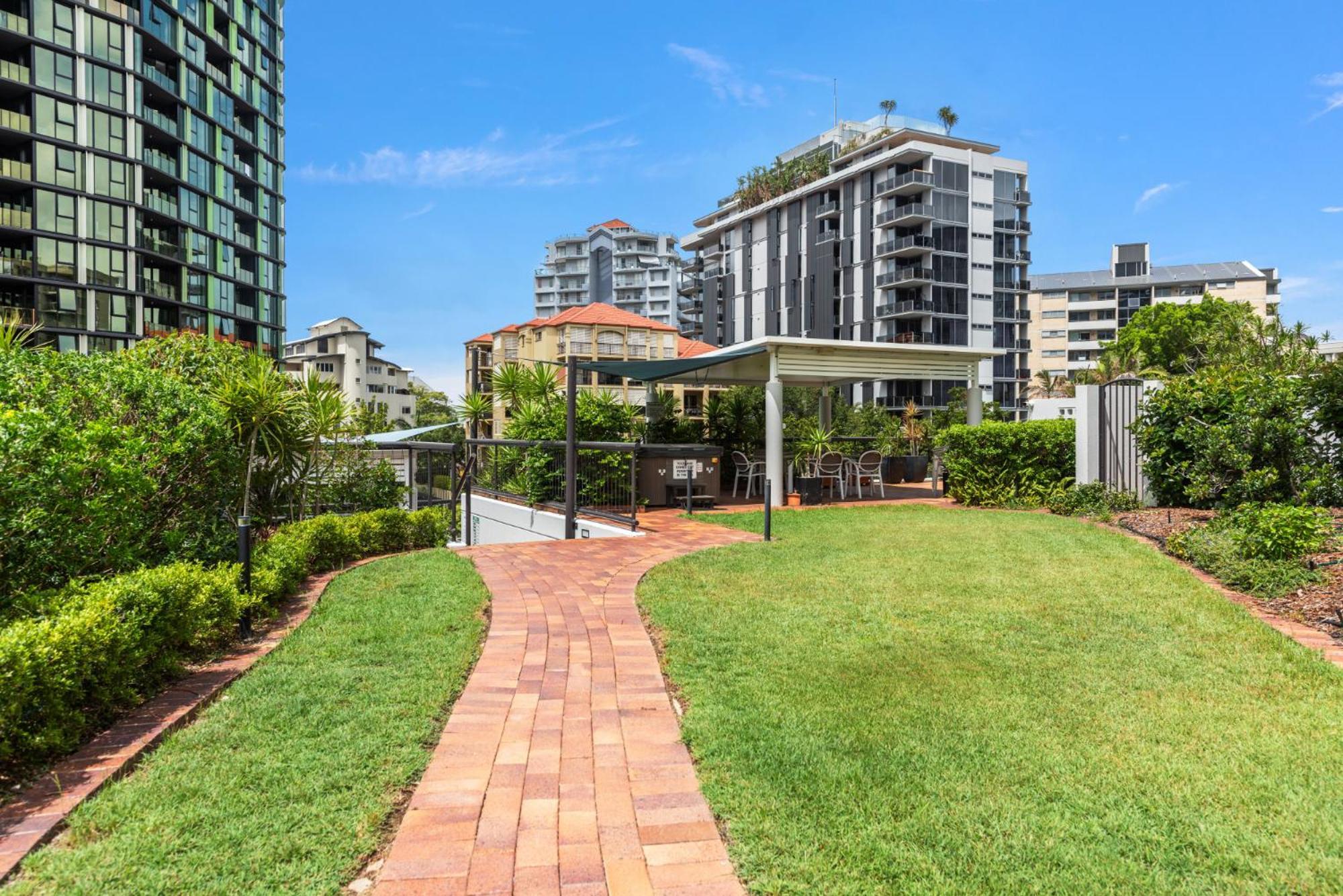Апартаменти Lavish 3-Bed With Wraparound Balcony And Pool Брісбен Екстер'єр фото