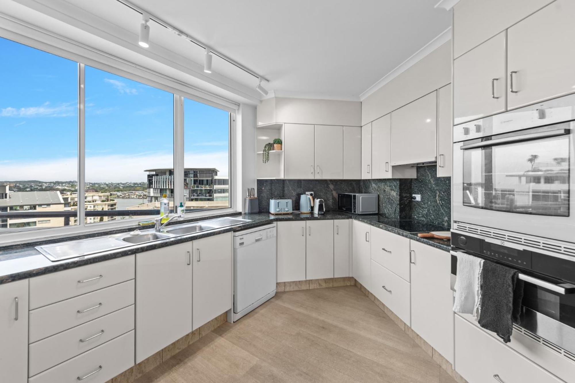 Апартаменти Lavish 3-Bed With Wraparound Balcony And Pool Брісбен Екстер'єр фото